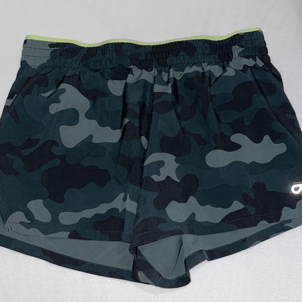 SIZE SMALL Gap Fit Camo Athletic Shorts